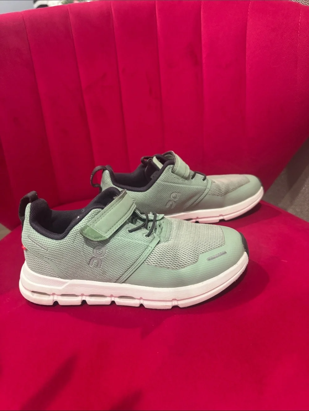 On oncloud Running Kids Mint Green Velcro Athletic Sneakers like new